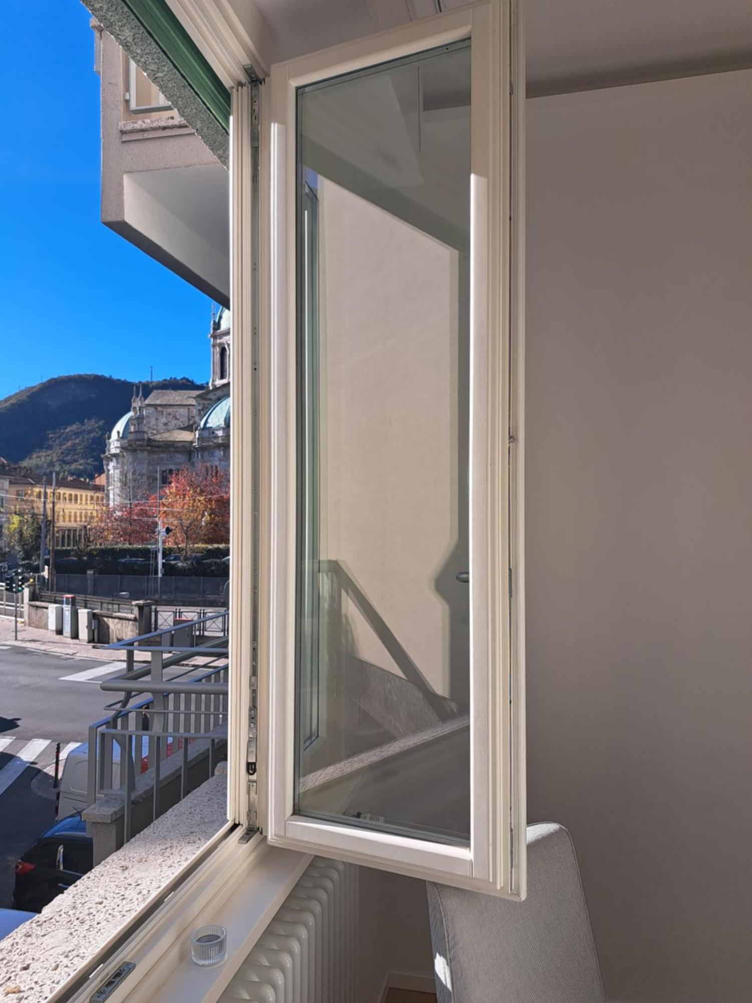 The Window On The Theatre And The Cathedral - Luxury Apartment Côme Esterno foto