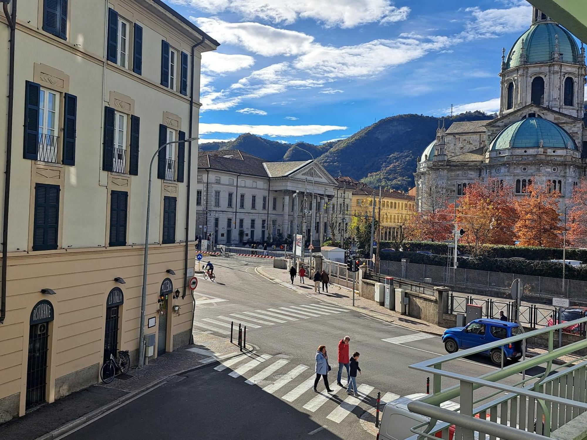 The Window On The Theatre And The Cathedral - Luxury Apartment Côme Esterno foto
